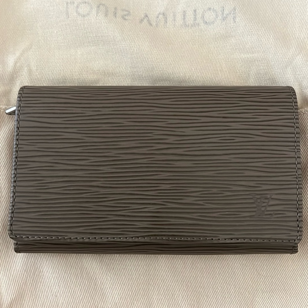 LV EPI-PORTE-MONNAIE-BILLET-TRESOR-PEPPER FULl INCLUSIÓN Serial SR0031
